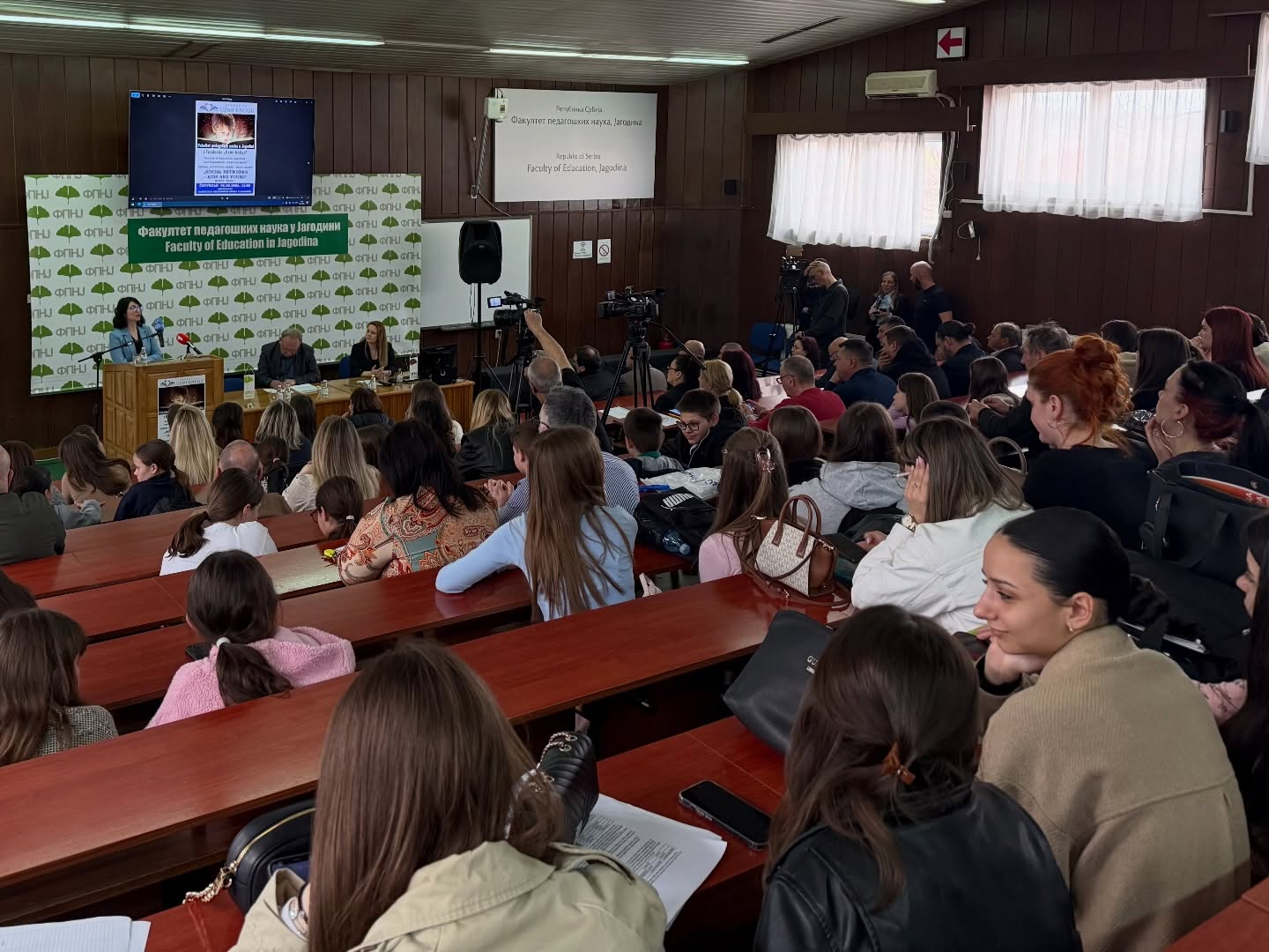 Трибина посвећена актуелној теми – забрани или ограничавању употребе друштвених мрежа код млађих од 15 година