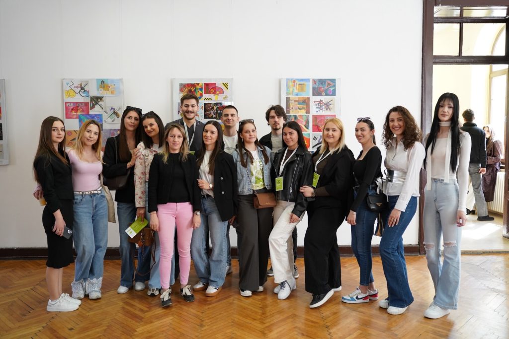 Сусрет средњег и високог образовања: Отворена изложба у школи „Кнез Александар Карађорђевић”