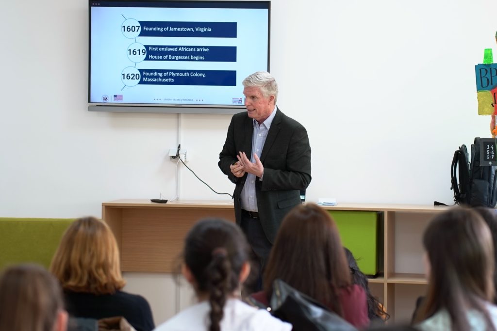 Предавање и радионица др Кевина Колирија о савременим приступима настави