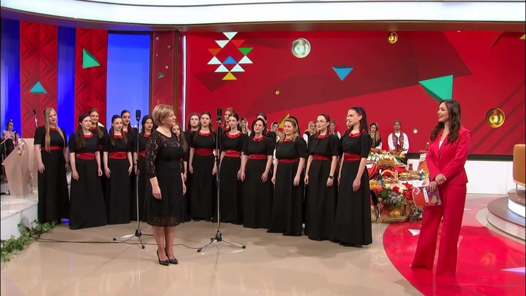 Наступ хора Факултета педагошких наука у емисији Шареница, на првом програму РТС.